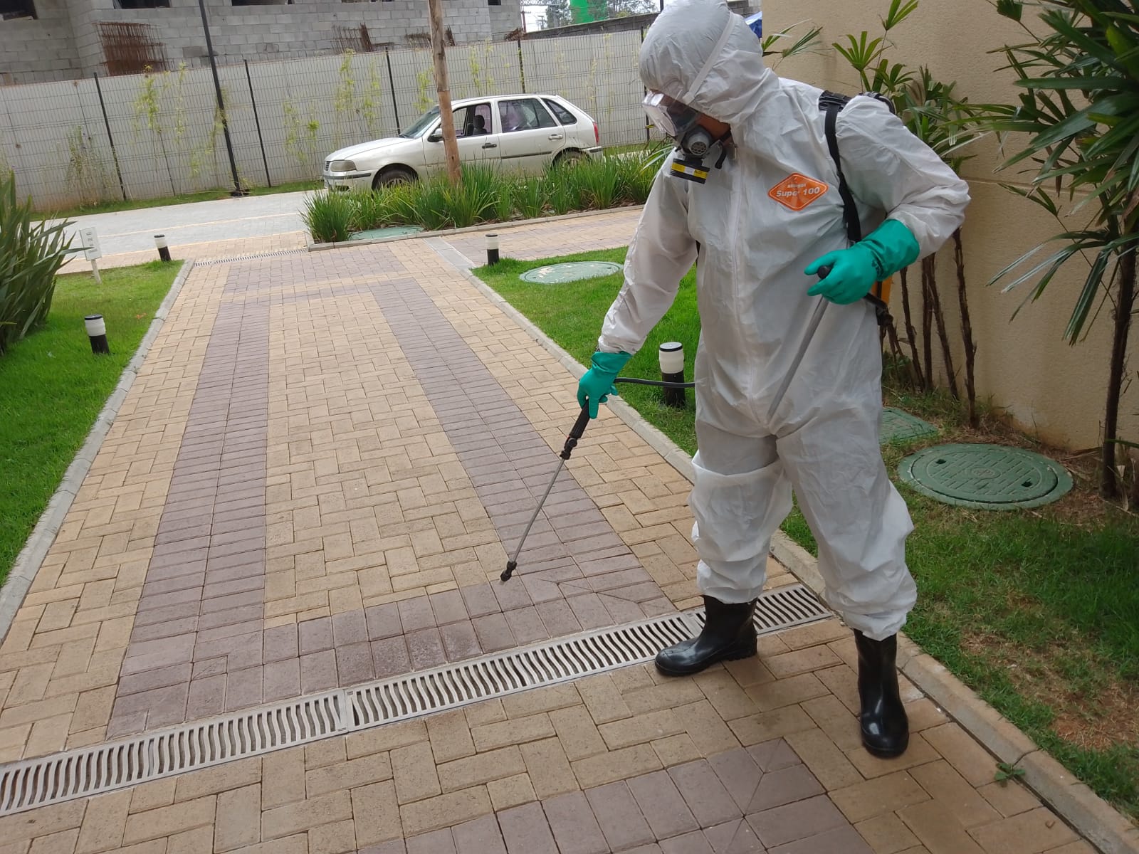 Homem dedetizando e aplicando produto de dedetização em local 