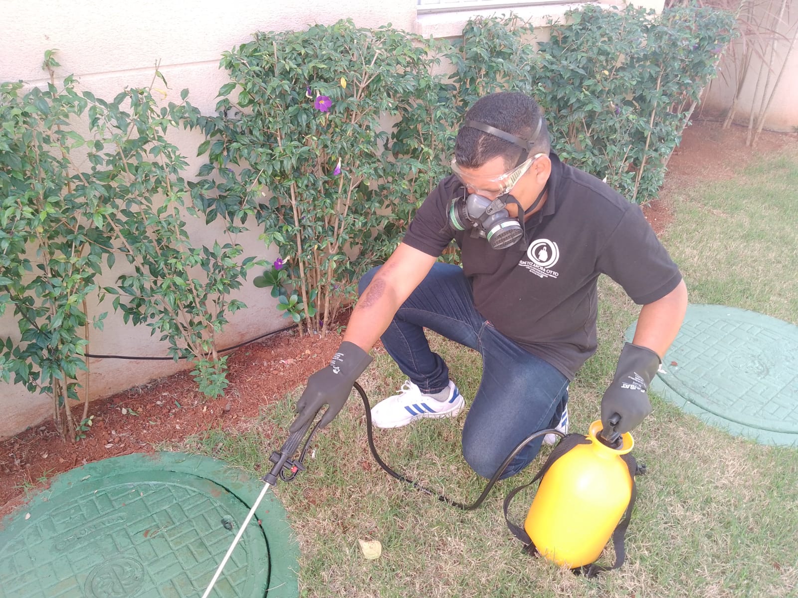 Homem dedetizando e aplicando produto de dedetização em local 